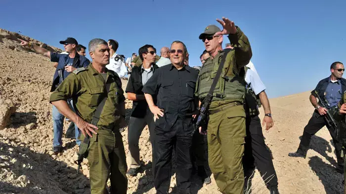 שר הביטחון אהוד ברק יחד עם אלוף פיקוד דרום טל רוסו והרמטכ"ל בני גנץ באזור הפיגוע בדרום, אוגוסט 2011 שר הביטחון אהוד ברק יחד עם אלוף פיקוד דרום טל רוסו והרמטכ"ל בני גנץ באזור הפיגוע בדרום, אוגוסט 2011