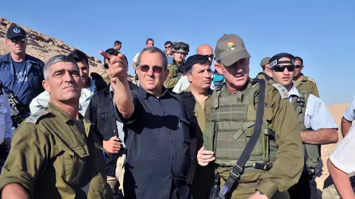 שר הביטחון אהוד ברק יחד עם אלוף פיקוד דרום טל רוסו והרמטכ"ל בני גנץ באזור הפיגוע בדרום, אוגוסט 2011 שר הביטחון אהוד ברק יחד עם אלוף פיקוד דרום טל רוסו והרמטכ"ל בני גנץ באזור הפיגוע בדרום, אוגוסט 2011