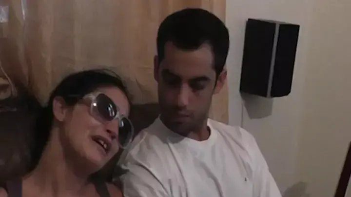 בני משפחתם של האחיות פלורה גז ושולה קרלינסקי ובעליהן משה ודב מכפר סבא שנהרגו בפיגוע בדרום, מוכי הלם ותהדמה