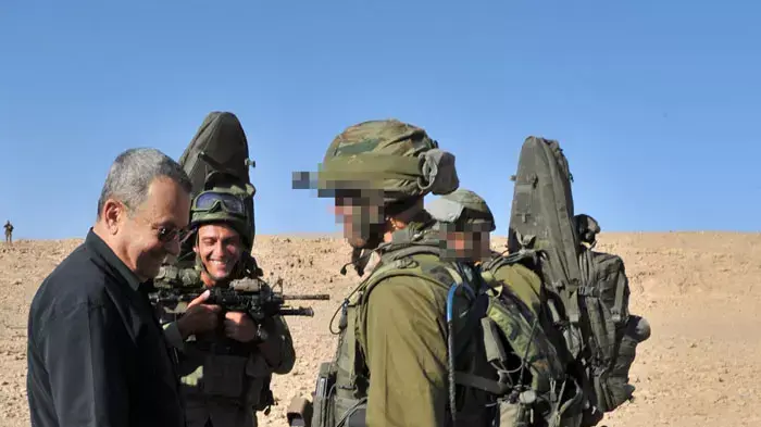 פסקל אברהמי לוחם הימ"מ שנהרג בדרום בתמונה עם שר הביטחון אהוד ברק