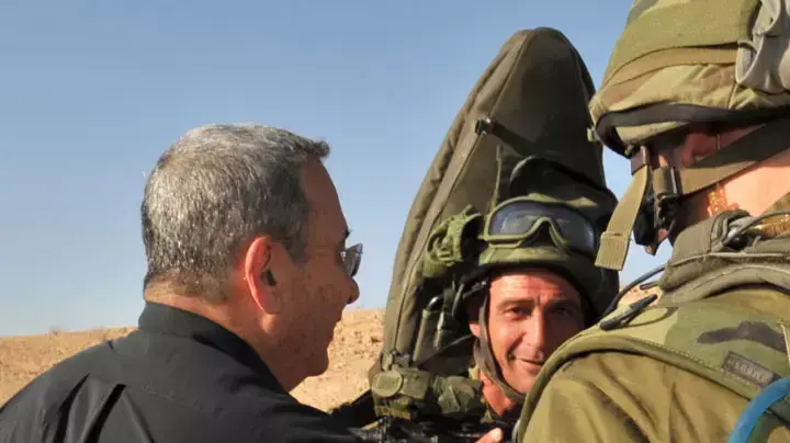 לוחם הימ"מ פסקל אברהמי, לפני שנהרג, עם שר הביטחון אהוד ברק לוחם הימ"מ פסקל אברהמי, לפני שנהרג, עם שר הביטחון אהוד ברק