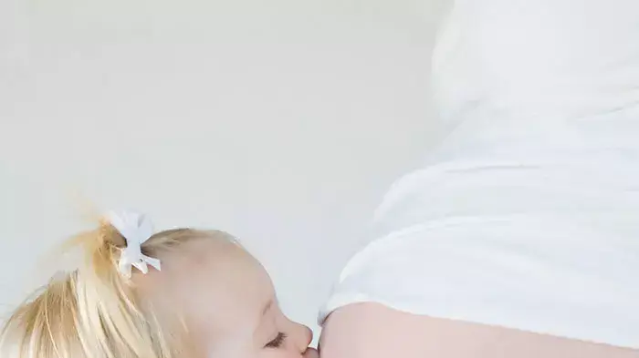 ילדה מנשקת בטן ילדה מנשקת בטן