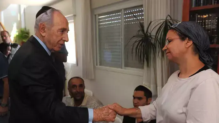 שלומית אמו של משה נפתלי שנהרג בפיגוע בדרום יחד עם נשיא המדינה שמעון פרס, אוגוסט 2011