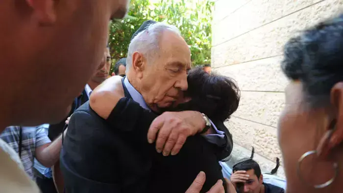 סימה אלמנתו של פסקל אברהמי, שנהרג בפיגוע בדרום יחד עם נשיא המדינה שמעון פרס, אוגוסט 2011 סימה אלמנתו של פסקל אברהמי, שנהרג בפיגוע בדרום יחד עם נשיא המדינה שמעון פרס, אוגוסט 2011