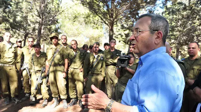שר הביטחון אהוד ברק, בסיור בכיפת ברזל באשקלון, אוגוסט 2011 שר הביטחון אהוד ברק, בסיור בכיפת ברזל באשקלון, אוגוסט 2011