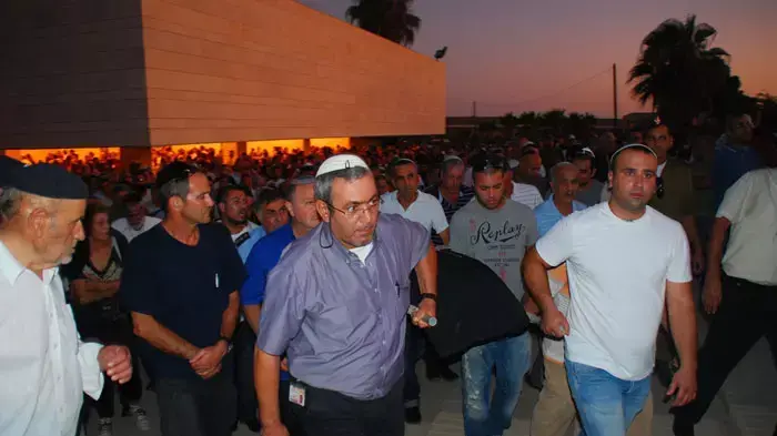 לוויתו של יצחק סלע נהג האוטובוס אשר נהרג בפיגוע , אוגוסט 2011 לוויתו של יצחק סלע נהג האוטובוס אשר נהרג בפיגוע , אוגוסט 2011