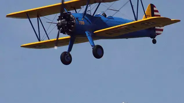 פעלולן צנח אל מותו ממטוס במהלך מופע אווירי 