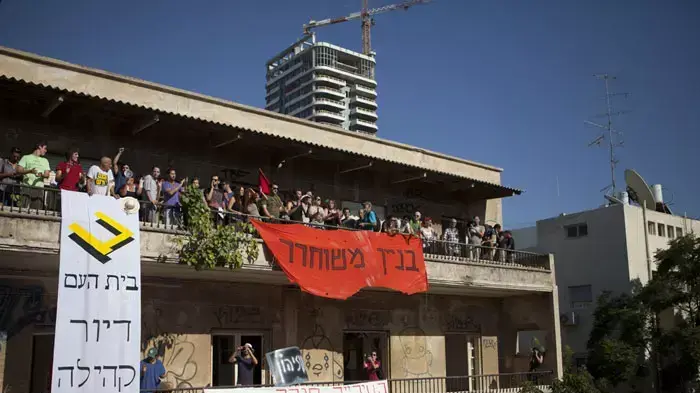 פעילי מחאת האוהלים משתלטים על בניין נטוש ברחוב דב הוז בתל אביב, אוגוסט 2011 פעילי מחאת האוהלים משתלטים על בניין נטוש ברחוב דב הוז בתל אביב, אוגוסט 2011