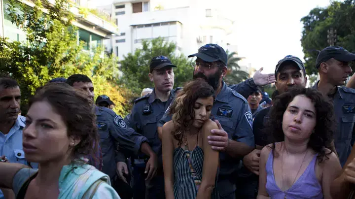 המשטרה מפנה פעילי מחאה מבניין נטוש בתל אביב המשטרה מפנה פעילי מחאה מבניין נטוש בתל אביב