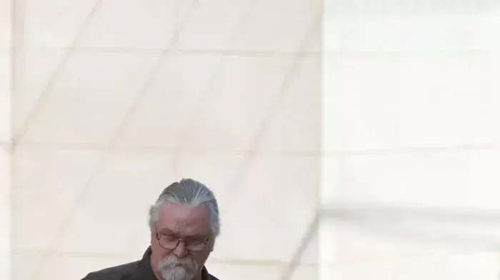 פיליפ סיטון בבית משפט במדינת קנטאקי, ארה"ב, בו הוא תובע רופא שכרת חלק מאיבר מינו במהלך ניתוח ברית מילה, אוגוסט 2011