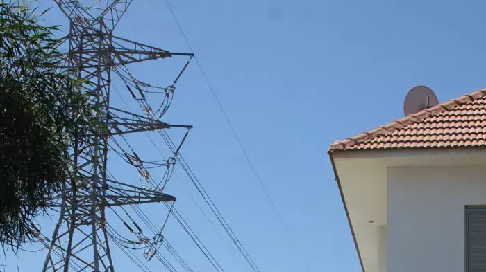 קווי מתח של חברת חשמל אשר מסרטנים את תושבי השכונה, באור עקיבא, אריה גיגי, מפקח קרינה ורעש באיגוד ערים לאיכות הסביבה שרון כרמל, אוגוסט 2011 קווי מתח של חברת חשמל אשר מסרטנים את תושבי השכונה, באור עקיבא, אריה גיגי, מפקח קרינה ורעש באיגוד ערים לאיכות הסביבה שרון כרמל, אוגוסט 2011
