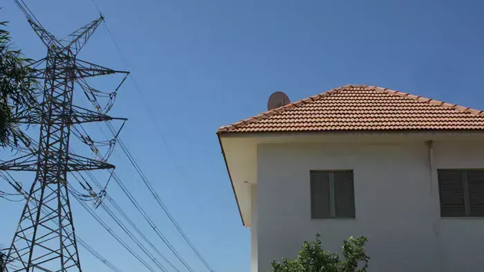 קווי מתח של חברת חשמל אשר מסרטנים את תושבי השכונה, באור עקיבא, אריה גיגי, מפקח קרינה ורעש באיגוד ערים לאיכות הסביבה שרון כרמל, אוגוסט 2011 קווי מתח של חברת חשמל אשר מסרטנים את תושבי השכונה, באור עקיבא, אריה גיגי, מפקח קרינה ורעש באיגוד ערים לאיכות הסביבה שרון כרמל, אוגוסט 2011