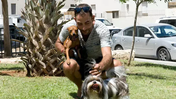 עמיר גולדברג ושני כלביו, צ'יסר הפוינטר בן השנה ובוני השייצו בן השלוש וחצי, 23 אוגוסט 2011 עמיר גולדברג ושני כלביו, צ'יסר הפוינטר בן השנה ובוני השייצו בן השלוש וחצי, 23 אוגוסט 2011