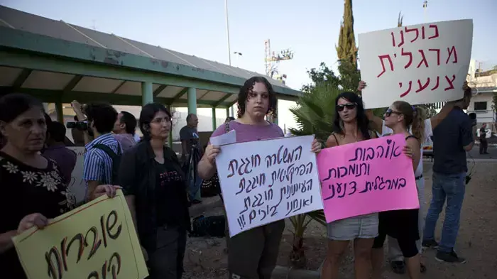 הפגנה מול מתקן המעצר בנווה תרצה במחאה על האפלייה נגד מרגול, אוגוסט 2011 הפגנה מול מתקן המעצר בנווה תרצה במחאה על האפלייה נגד מרגול, אוגוסט 2011