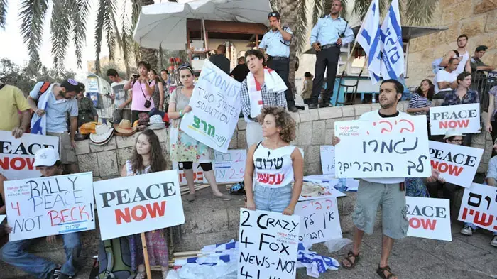 הפגנה של תנועת שלום עכשיו מול ארוע שארגן מגיש הטלוויזיה גלן בק בירושלים, אוגוסט 2011 הפגנה של תנועת שלום עכשיו מול ארוע שארגן מגיש הטלוויזיה גלן בק בירושלים, אוגוסט 2011