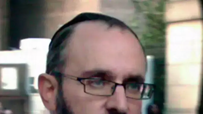 מנחם יולוס, רב החשוד בהונאת ענק, יוצא מבית המשפט, ניו יורק, 24 באוגוסט 2011