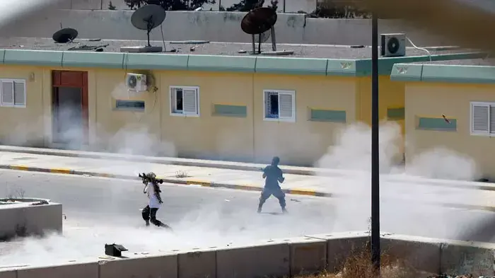 המורדים בתוך מתחם הארמון של מועמר קדאפי, טריפולי, לוב, 24 באוגוסט 2011 המורדים בתוך מתחם הארמון של מועמר קדאפי, טריפולי, לוב, 24 באוגוסט 2011