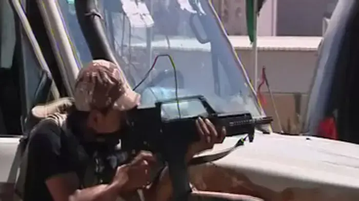 המורדים: "מכתרים בניין ובו קדאפי ובניו"