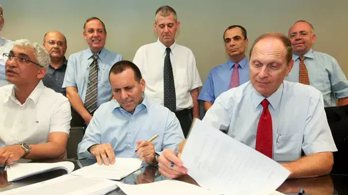 חתימה הסכם של הסתדרות הרופאים ומשרד האוצר, אוגוסט 2011 חתימה הסכם של הסתדרות הרופאים ומשרד האוצר, אוגוסט 2011
