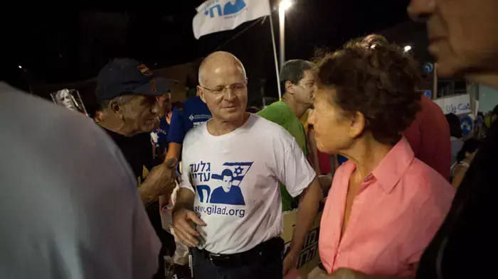 נועם שליט בעצרת המחאה בתל אביב, אוגוסט 2011 נועם שליט בעצרת המחאה בתל אביב, אוגוסט 2011