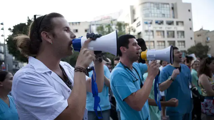 הפגנה של סטאז'רים לרפואה מול משרד הבריאות בתל אביב, אוגוסט 2011 הפגנה של סטאז'רים לרפואה מול משרד הבריאות בתל אביב, אוגוסט 2011