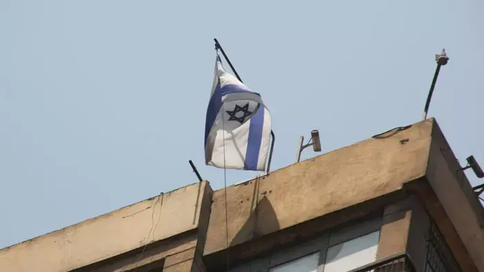דגל ישראל מתנופף על גג השגרירות, קהיר, מצרים, 20 באוגוסט 2011