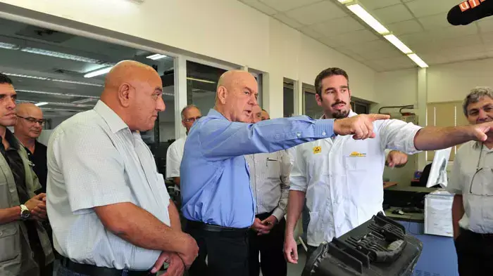 השר להגנת העורף מתן וילנאי בביקור באלביט בשדרות, אוגוסט 2011