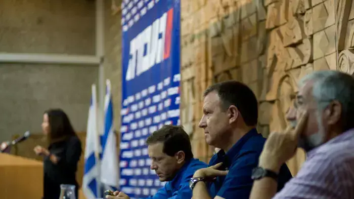 המתמודדים בפריימריז של מפלגת העבודה בכינוס של ותיקי המפלגה, אוגוסט 2011 המתמודדים בפריימריז של מפלגת העבודה בכינוס של ותיקי המפלגה, אוגוסט 2011