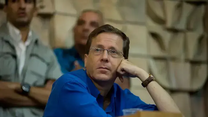 יצחק בוז'י הרצוג בכינוס של מתמודדים הפריימריז במפלגת העבודה בכנס של המפלגה, אוגוסט 2011