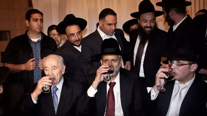 שמעון פרס ואלי ישי בחתונת ביתו של אלי ישי בבנייני האומה, ירושלים, אוגוסט 2011 שמעון פרס ואלי ישי בחתונת ביתו של אלי ישי בבנייני האומה, ירושלים, אוגוסט 2011