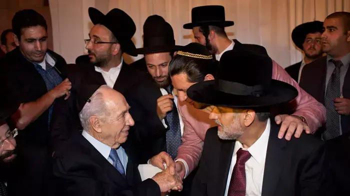 שמעון פרס ואלי ישי בחתונת ביתו של אלי ישי בבנייני האומה, ירושלים, אוגוסט 2011 שמעון פרס ואלי ישי בחתונת ביתו של אלי ישי בבנייני האומה, ירושלים, אוגוסט 2011