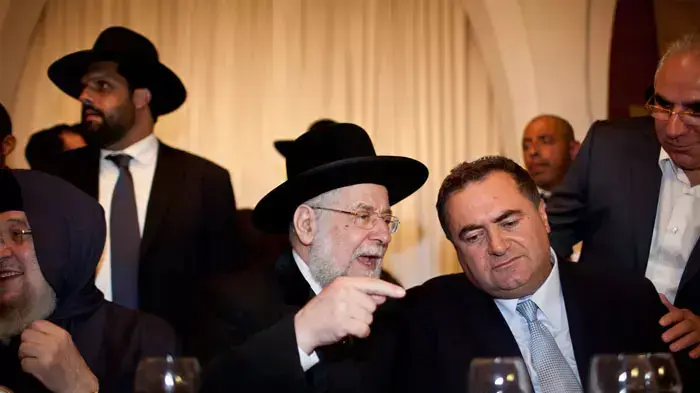 ישראל כץ והרב ישראל מאיר לאו בחתונת ביתו של אלי ישי בבנייני האומה, ירושלים, אוגוסט 2011 ישראל כץ והרב ישראל מאיר לאו בחתונת ביתו של אלי ישי בבנייני האומה, ירושלים, אוגוסט 2011