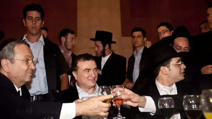 שר הביטחון אהוד ברק בחתונת ביתו של אלי ישי בבנייני האומה, ירושלים, אוגוסט 2011 שר הביטחון אהוד ברק בחתונת ביתו של אלי ישי בבנייני האומה, ירושלים, אוגוסט 2011