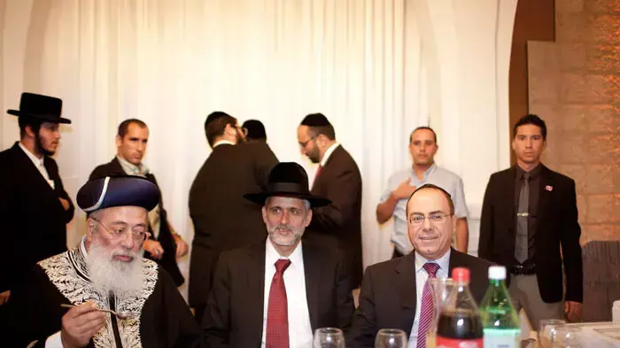 סילבן שלום, אלי ישי והרב מרדכי אליהו בחתונת ביתו של אלי ישי בבנייני האומה, ירושלים, אוגוסט 2011 סילבן שלום, אלי ישי והרב מרדכי אליהו בחתונת ביתו של אלי ישי בבנייני האומה, ירושלים, אוגוסט 2011