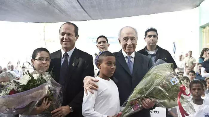 נשיא המדינה שמעון פרס בטקס פתיחת שנת הלימודים בבית ספר חב"ד עיר גנים בירושלים נשיא המדינה שמעון פרס בטקס פתיחת שנת הלימודים בבית ספר חב"ד עיר גנים בירושלים