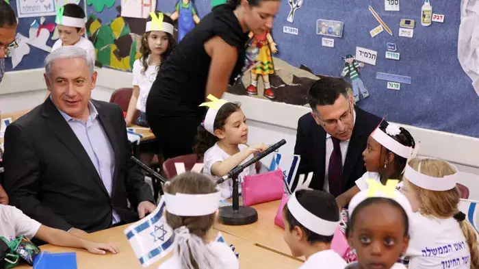 ראש הממשלה בנימין נתניהו ושר החינוך גדעון סער בפתיחת שנת הלימודים במגדל העמק ראש הממשלה בנימין נתניהו ושר החינוך גדעון סער בפתיחת שנת הלימודים במגדל העמק