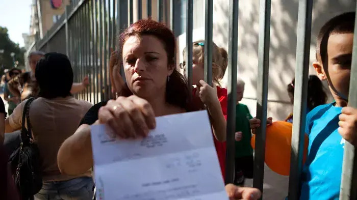 הורים לילדים הלומדים בבית ספר גורדון בפתח תקווה מפגינים במחאה על הגזענות כלפי ילדיהם בשיבוצם בבית ספר לעולים בלבד, ספטמבר 2011 הורים לילדים הלומדים בבית ספר גורדון בפתח תקווה מפגינים במחאה על הגזענות כלפי ילדיהם בשיבוצם בבית ספר לעולים בלבד, ספטמבר 2011