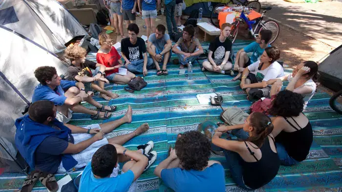 שיעור חברה: תלמידים יצאו ללמוד על מחאת האוהלים