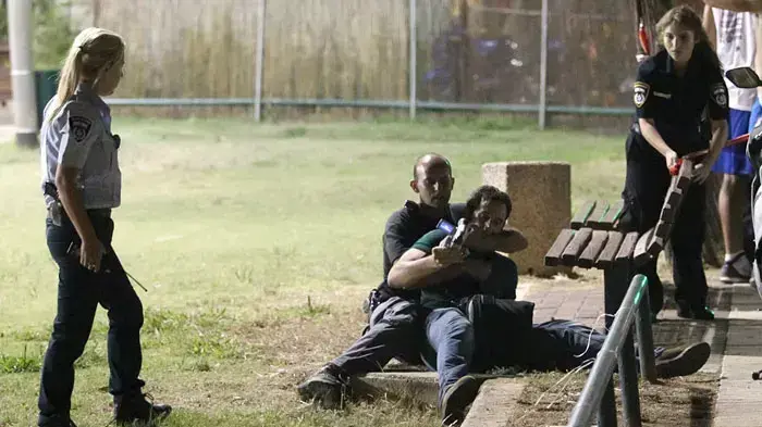 גלעד שלמור מותקף על ידי שוטרים בזירת רצח בספורטק גלעד שלמור מותקף על ידי שוטרים בזירת רצח בספורטק
