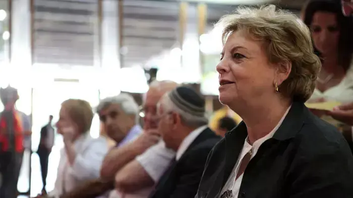 נשיאת בית המשפט דורית בייניש בהנחת אבן פינה של בית משפט המחוזי החדש בתל אביב, אוגוסט 2011 נשיאת בית המשפט דורית בייניש בהנחת אבן פינה של בית משפט המחוזי החדש בתל אביב, אוגוסט 2011