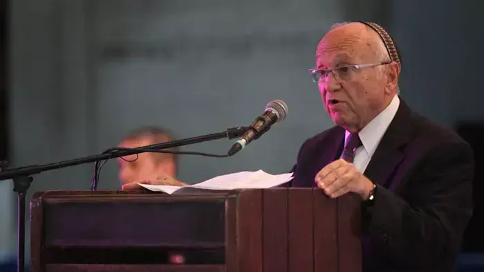 יעקב נאמן בהנחת אבן פינה של בית משפט המחוזי החדש בתל אביב, אוגוסט 2011 יעקב נאמן בהנחת אבן פינה של בית משפט המחוזי החדש בתל אביב, אוגוסט 2011