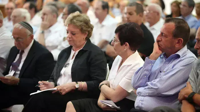 ראש עיריית תל אביב רון חולדאי, דורית בייניש ויעקב נאמן בהנחת אבן פינה של בית משפט המחוזי החדש בתל אביב, אוגוסט 2011 ראש עיריית תל אביב רון חולדאי, דורית בייניש ויעקב נאמן בהנחת אבן פינה של בית משפט המחוזי החדש בתל אביב, אוגוסט 2011