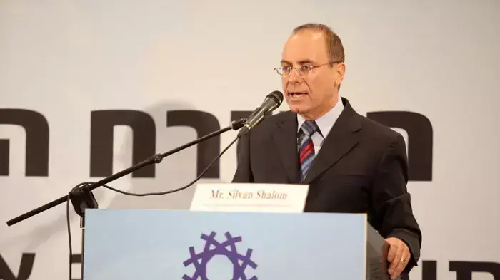 סילבן שלום, משנה לראש הממשלה, נואם בערב הפתיחה של הוועידה לשת"פ אזורי, אוגוסט 2011 סילבן שלום, משנה לראש הממשלה, נואם בערב הפתיחה של הוועידה לשת"פ אזורי, אוגוסט 2011