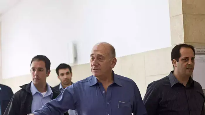 אהוד אולמרט ראש הממשלה לשעבר במשפטו בבית משפט העליון בירושלים, אוגוסט 2011 אהוד אולמרט ראש הממשלה לשעבר במשפטו בבית משפט העליון בירושלים, אוגוסט 2011