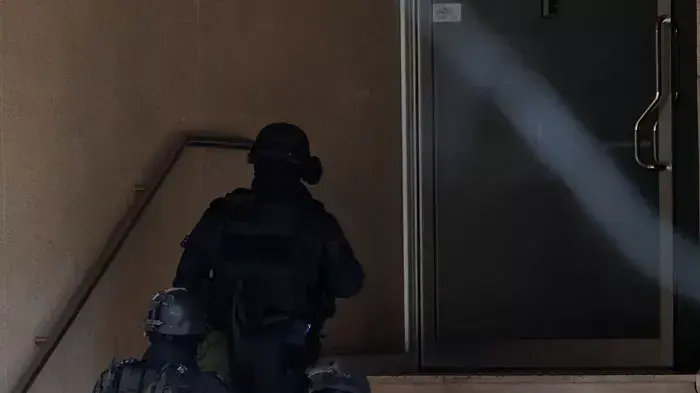 בית משפט בעיר סידני, אוסטרליה, בו מחזיק חוטף הטוען כי ברשותו פצצה בבת ערובה, ילדה בת 11 בית משפט בעיר סידני, אוסטרליה, בו מחזיק חוטף הטוען כי ברשותו פצצה בבת ערובה, ילדה בת 11