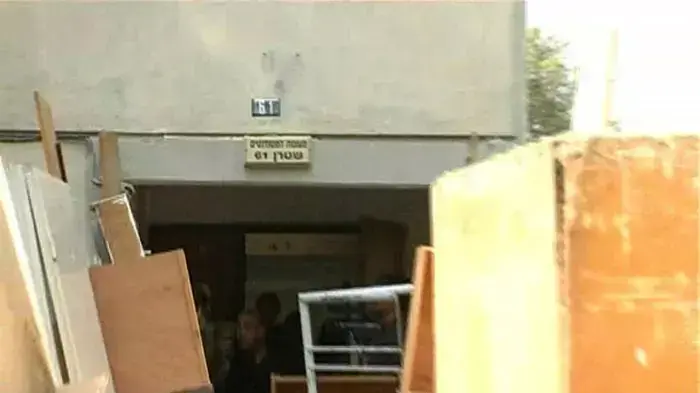 משפחות התבצרו בבניין נטוש בעיר