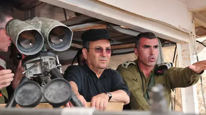 שר הביטחון אהוד ברק בסיוק בפיקוד צפון, ספטמבר 2011 שר הביטחון אהוד ברק בסיוק בפיקוד צפון, ספטמבר 2011