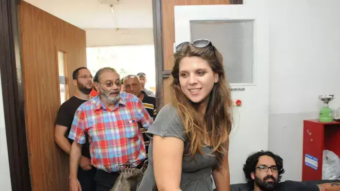 דפני ליף בביקור בבניין נטוש ברחוב שטרן בירושלים אליו נכנסו פעילי מאבק מחאת האוהלים, ספטמבר 2011 דפני ליף בביקור בבניין נטוש ברחוב שטרן בירושלים אליו נכנסו פעילי מאבק מחאת האוהלים, ספטמבר 2011