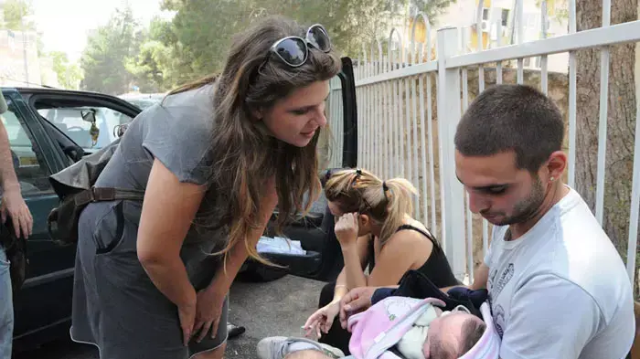 דפני ליף בביקור בבניין נטוש ברחוב שטרן בירושלים אליו נכנסו פעילי מאבק מחאת האוהלים, ספטמבר 2011 דפני ליף בביקור בבניין נטוש ברחוב שטרן בירושלים אליו נכנסו פעילי מאבק מחאת האוהלים, ספטמבר 2011