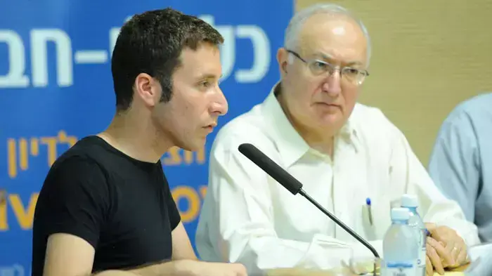 איציק שמולי יושב ראש התאחדות הסטודנטים בדיון בועדת טרכטנברג, ספטמבר 2011